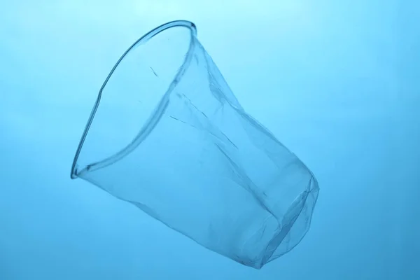 Coupe Plastique Dans Eau Bleue Pollution Plastique Des Océans — Photo