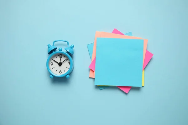 Blauwe Wekker Een Herinneringsbriefje Tijdmanagementconcept Kopieer Ruimte Voor Tekst — Stockfoto