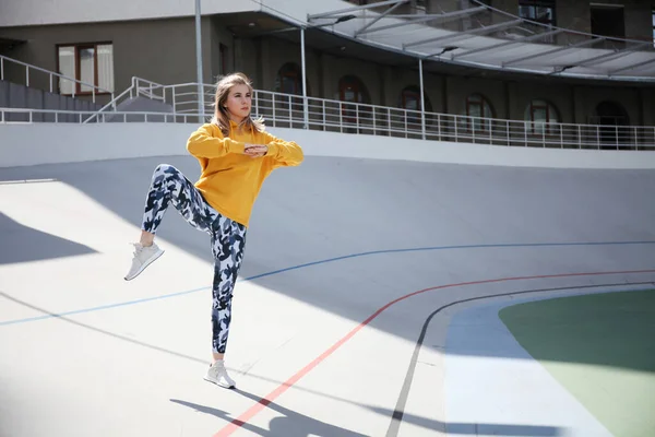 Pretty Woman Yellow Top Military Leggings Does Warm Outdoor Sports — Stockfoto