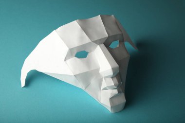 Beyaz kağıt maske, kişiliğin gizlenmesi, insanların makine tarafından tanınması. Sosyal anonimlik.