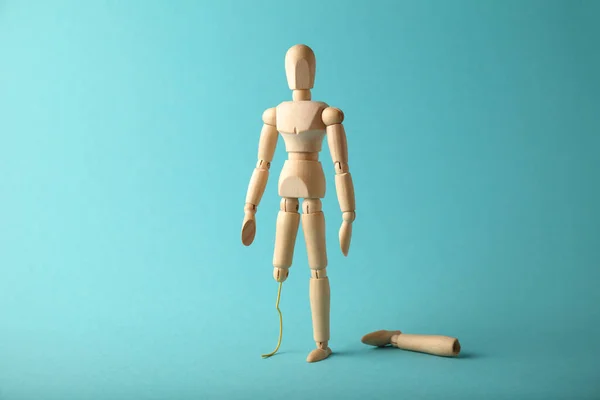 人工假腿的木制人形 被截肢者和残疾人的概念 — 图库照片