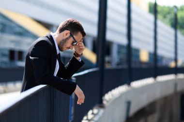 Genç iş adamının kariyerinin çöküşü, stres ve umutsuzluk. Piyasa düşüşü, mali sorunlar.