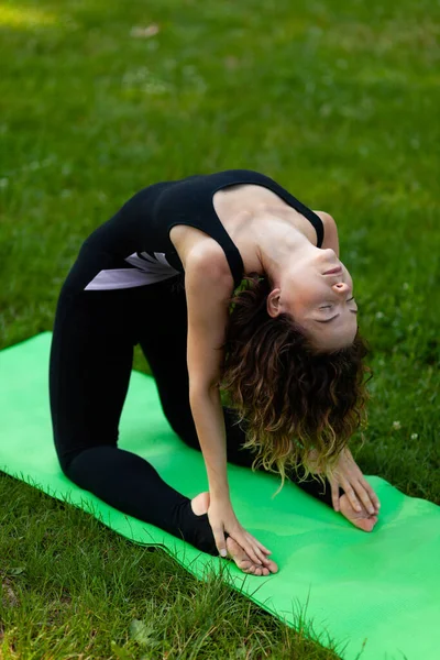 Woman Practices Yoga Morning Park Fresh Air Camel Pose — Zdjęcie stockowe