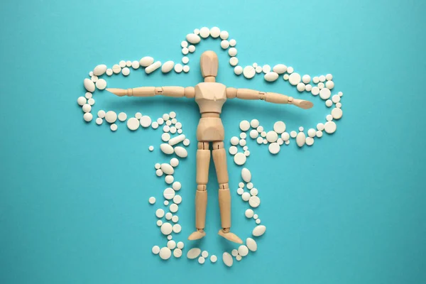 Βιταμίνες Αντιβιοτικά Ξύλινο Άνθρωπο Φραγμός Των Δισκίων Προστασία Του Σώματος — Φωτογραφία Αρχείου