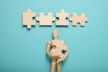 Tahta figür ve bulmacalar, iş hayatında problem çözme, yeni zorluklar. Yenilik ve takım çalışması.