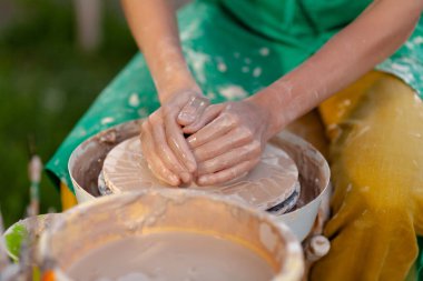 El işi çanak çömlek yapmak. Kadın elleri kilden seramik plaka kalıbı (esrar)).