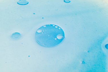 Suda yağ kabarcıkları, soyut damlalar..