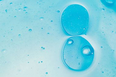 Suda yağ kabarcıkları, soyut damlalar..