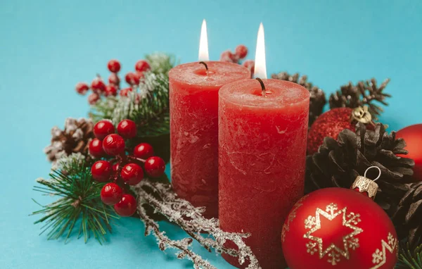 Όμορφη Πρωτοχρονιά Και Διακόσμηση Χριστουγέννων Κόκκινα Κεριά Μπάλες Χριστουγεννιάτικο Δέντρο — Φωτογραφία Αρχείου