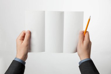 Ellerinde üç katlı kağıt broşür. Z katlı tasarım pazarlama veya reklam için boş.