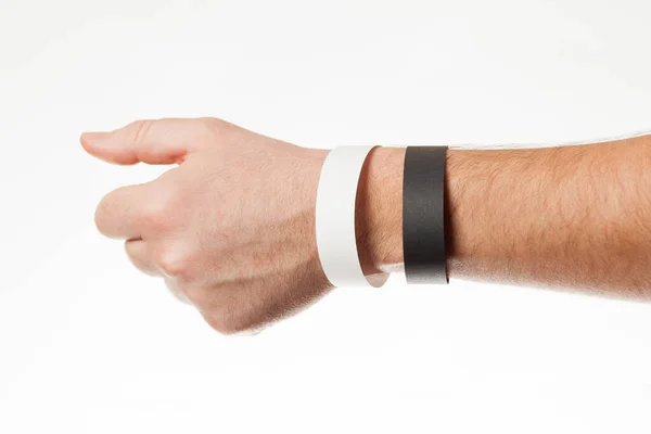 Elinde boş bileziğin siyah beyaz versiyonu. Kağıt festivali marka bilekliği, maket.