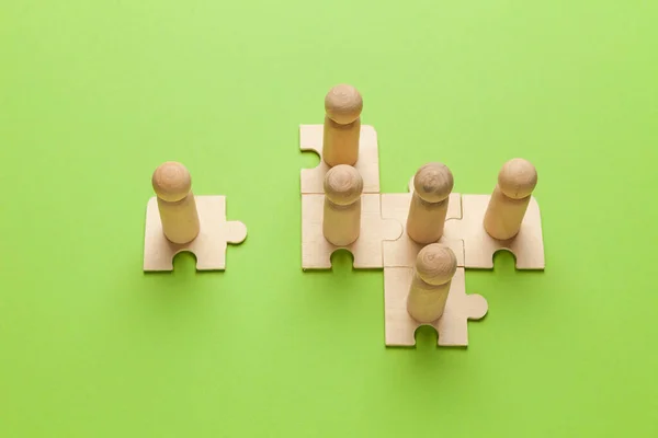 Figure Legno Puzzle Sfondo Verde Come Simbolo Team Building Gente — Foto Stock