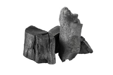 Beyaz arkaplanda siyah kömür izole edildi.