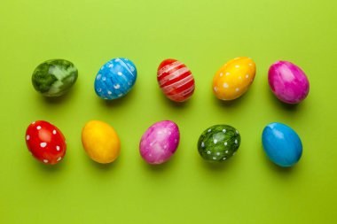 Yeşil arka planda parlak paskalya yumurtaları. Retro renkli bahar dekorasyonu.