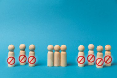 Mavi arka plandaki insanların rakamları, kriz durumundaki çalışanların işten çıkarılması. Personel azaltma sorunu.