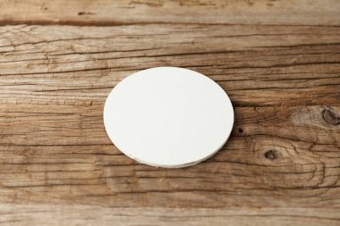 Ahşap arka planda bira altlığı modeli.