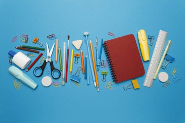 Mavi arkaplanda okul kırtasiyesine geri dön. 