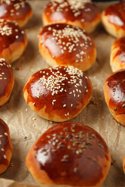 Fırından susamlı taze çörekler, ev yapımı fırın..