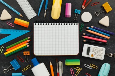 Okul malzemesi siyah karatahta. Uzayı metin için kopyala. Eğitime geri dön.