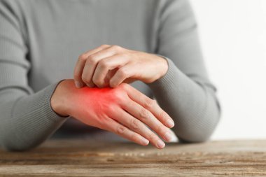 Ellerin derisinde kızarıklık ve tahriş, kaşıntı. Dermatolojik sorunlar.