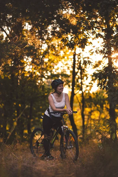 Cyclist Smiles Traveling Relaxing Active Bike Ride Park Dawn — 图库照片
