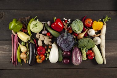 Yerli olgun sebzeler, organik gıda seti. Çiftlik ürünleri satışı.