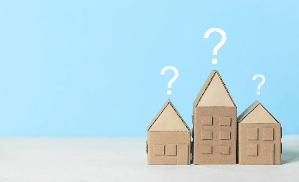 Uma Pergunta Sobre Uma Pequena Casa Uma Lupa Examina Edifício — Fotografia de Stock