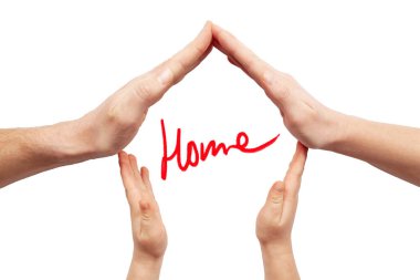 Eller beyaz arka planda kesilmiş bir ev şeklinde. Gayrimenkul yatırımları.