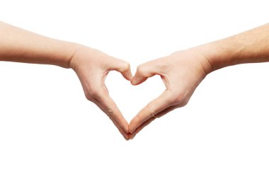 Erkek ve kadın eli beyaz bir arkaplanda kalp şekli yaratır. Romantik tarihler, aşıklar.