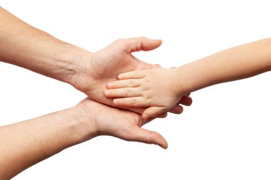 Beyaz arka planda anne, baba ve bebeğin elleri. Çocuk büyütmek ve aile ilişkileri. Gönüllü olmak ve insanlara yardım etmek.
