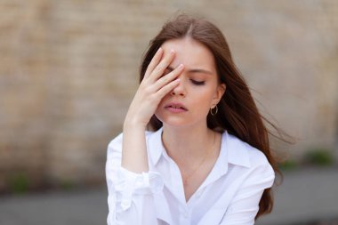 İş stresi. Genç bir kadında depresyon ve baş ağrısı. Duyarsızlık ve olumsuz duygular.