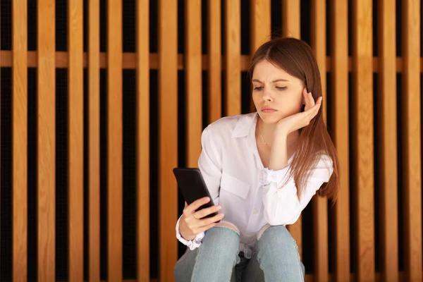 Online Pesten Overstuur Meisje Met Een Smartphone Haar Handen Trollen — Stockfoto