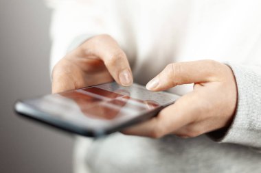 İnternetten sipariş verdim. Yakın plan, kullanıcının elleri akıllı telefonlu..