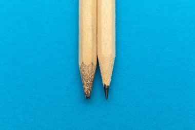 Mavi arkaplanda yeni ve eski bir kalem.