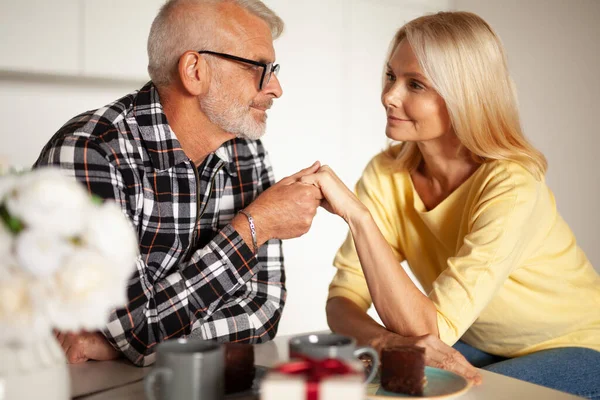 Harmonie Koppel Volwassen Man Vrouw Een Date Man Houdt Hand — Stockfoto