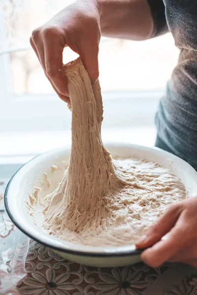 揉搓酵母面团用于烘焙 酸面团 家庭烘焙配方 — 图库照片