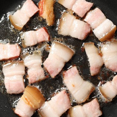 Kızarmış domuz eti, tavada erimiş domuz yağı..