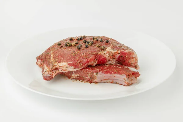 Biftek Için Çiğ Salamurada Beyaz Tabakta — Stok fotoğraf