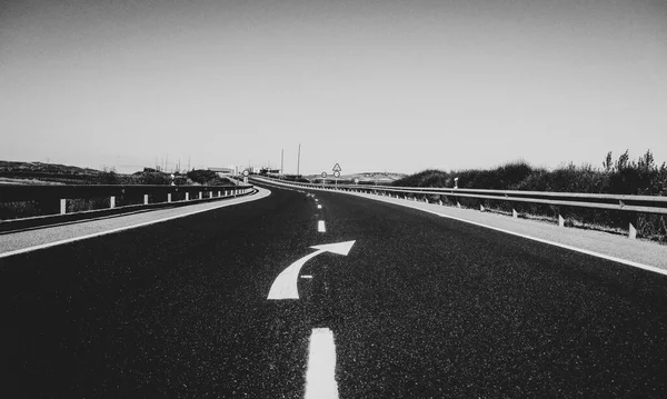 Autobahn Eine Richtung Schwarz Weiß — Stockfoto