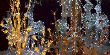 Işıklı Noel süsü arka planı.