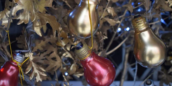 黄金の電球とクリスマスの装飾の背景 — ストック写真