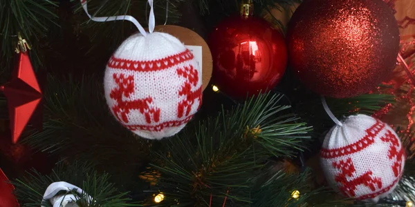 Background Red White Christmas Balls Fir Tree — 图库照片