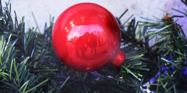 Fondo Abeto Navidad Con Bola Navidad Roja —  Fotos de Stock