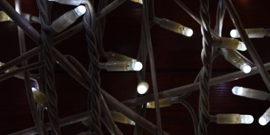 Yılbaşı ışıklarının arkaplanı gece yandı.