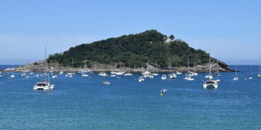 Yazın teknelerle denizler arasındaki ada.