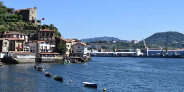 Yazın İspanya 'da Pasajes de San Juan manzarası.