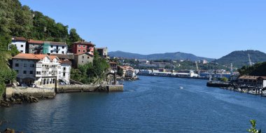 Yazın İspanya 'da Pasajes de San Juan manzarası.