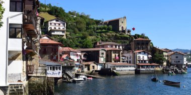 Yazın İspanya 'da Pasajes de San Juan manzarası.