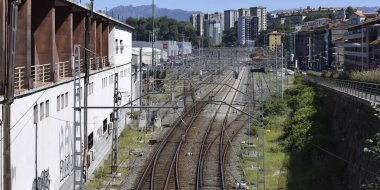 Şehrin içinden geçen tren rayları..