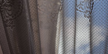 Pencerenin önündeki beyaz perde arkaplanı.